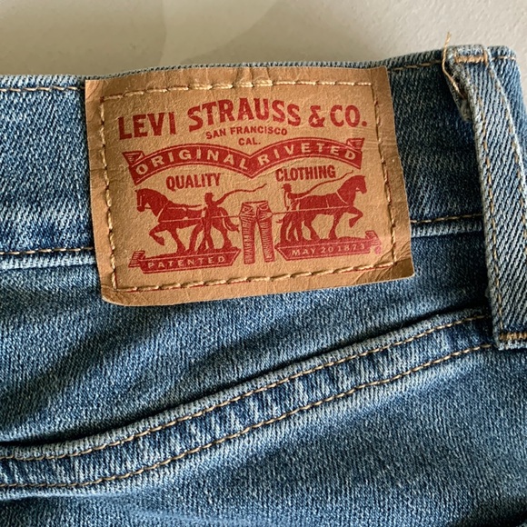 Levi’s 724 High Rise Straight Distressed - Picture 6 of 9